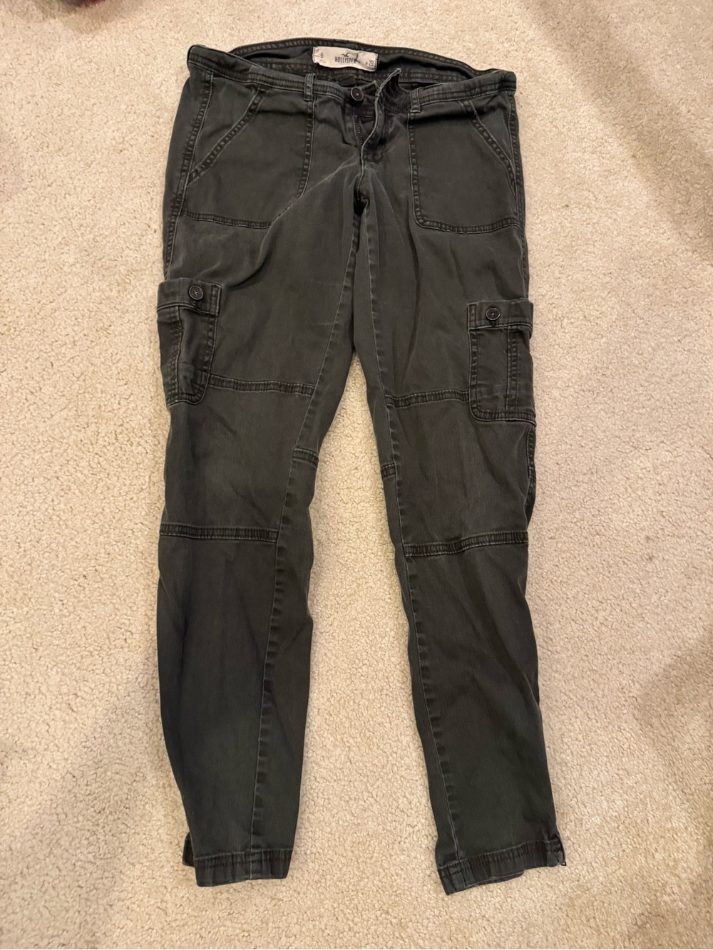 Hollister Boyfriend Cargo Jeans in Dark Olive